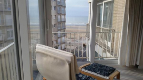 Zonnig en gezellig appartement met zijdelings zeezicht en zwembad in Koksijde